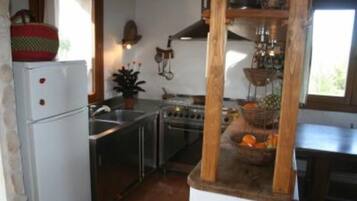 Réfrigérateur, four, plaque de cuisson, cafetière/bouilloire