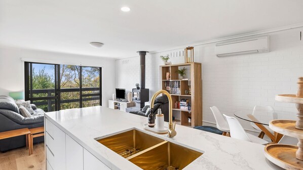 Interior - Bayview Number Four - Pet Friendly With Secure Yard (Lorne)