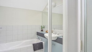 Badekar, hårføner og håndklær