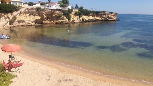 Una spiaggia nelle vicinanze, teli da spiaggia