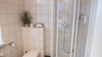 Deep-soaking bathtub, hair dryer, towels