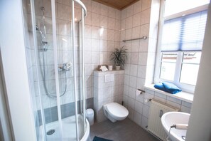 Deep soaking tub, hair dryer, towels