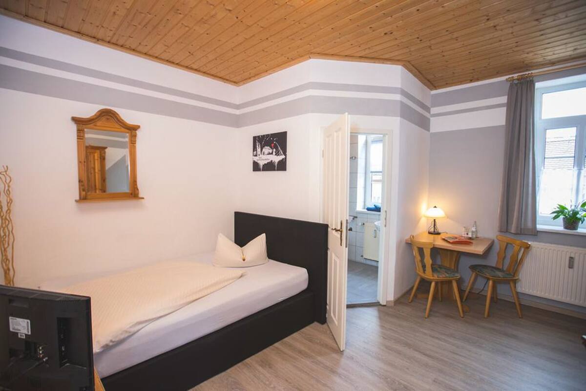 Escritorio, sistema de insonorización, wifi gratis y ropa de cama 