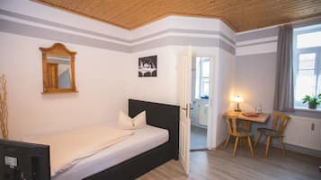 Single Room | Desk, soundproofing, free WiFi, bed sheets