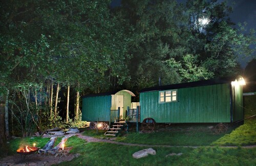 Anne's Hut offre une retraite romantique pour deux cabanes de berger reliées entre elles avec une terrasse