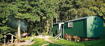 Anne's Hut tarjoaa romanttisen perÀÀntymisen kahdesta kahdesta toisiinsa yhdistetystÀ paimentolaisesta, jossa on kattoalue