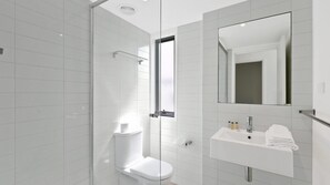 Ensemble douche/baignoire, articles de toilette gratuits