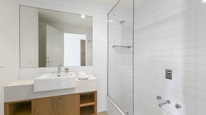 Kombination af bruser/badekar, gratis toiletartikler