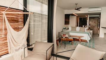 Ocean Front Jr Suite | Een minibar, een kluis op de kamer, individueel gedecoreerd