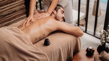 Salas de tratamiento para parejas, una bañera de hidromasaje