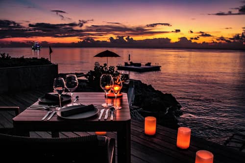 2 restaurants, breakfast, lunch, dinner served; Asian cuisine