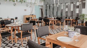 2 restaurantes; se sirven desayunos, comidas y cenas