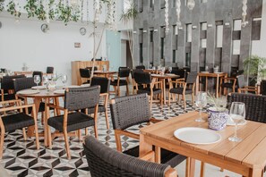 2 restaurantes; se sirven desayunos, almuerzos y cenas