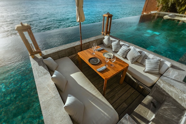 Outdoor pool, pool umbrellas, pool loungers - Hotel B Unique - Adults Only (Cozumel)