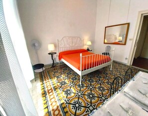 1 chambre, bureau, accès au Wi-Fi (inclus), literie fournie