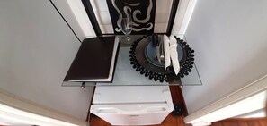 A kitchen with a glass countertop, a white appliance, and a decorative plate with a black rim. - L'Atelier | Vedi Napoli ai tuoi piedi  (Napoli)