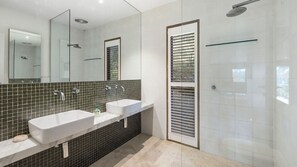 Douche, articles de toilette gratuits