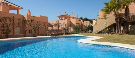 Una piscina al aire libre