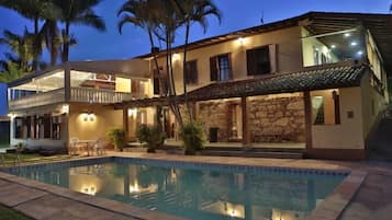 2 piscinas externas, espreguiçadeiras