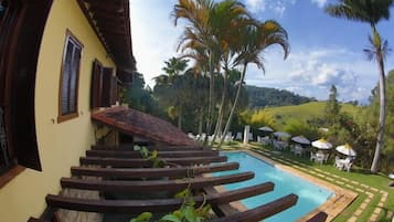 2 piscinas externas, espreguiçadeiras