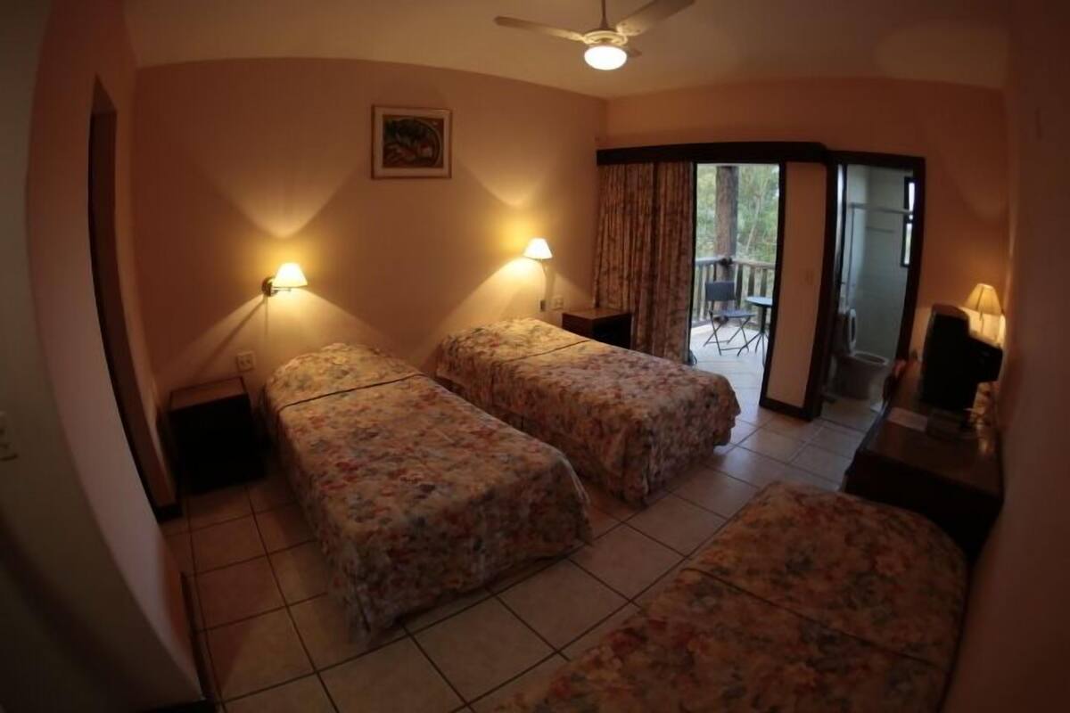 Quarto Duplo com Varanda | Cortinas opacas, tabla de planchar con plancha, wifi gratis