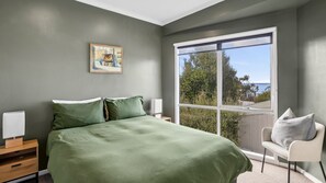 3 quartos, acesso à internet, roupa de cama