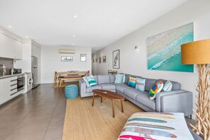 TV, DVD player - Waterfront Seven (Lorne)