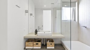 Regadera y amenidades de baño gratuitas 
