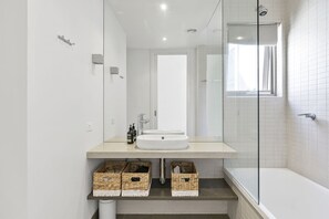 Shower, free toiletries - Waterfront Seven (Lorne)