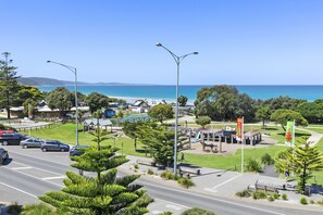 Une ville côtière dotée d’une plage, d’une rue et d’un parc.