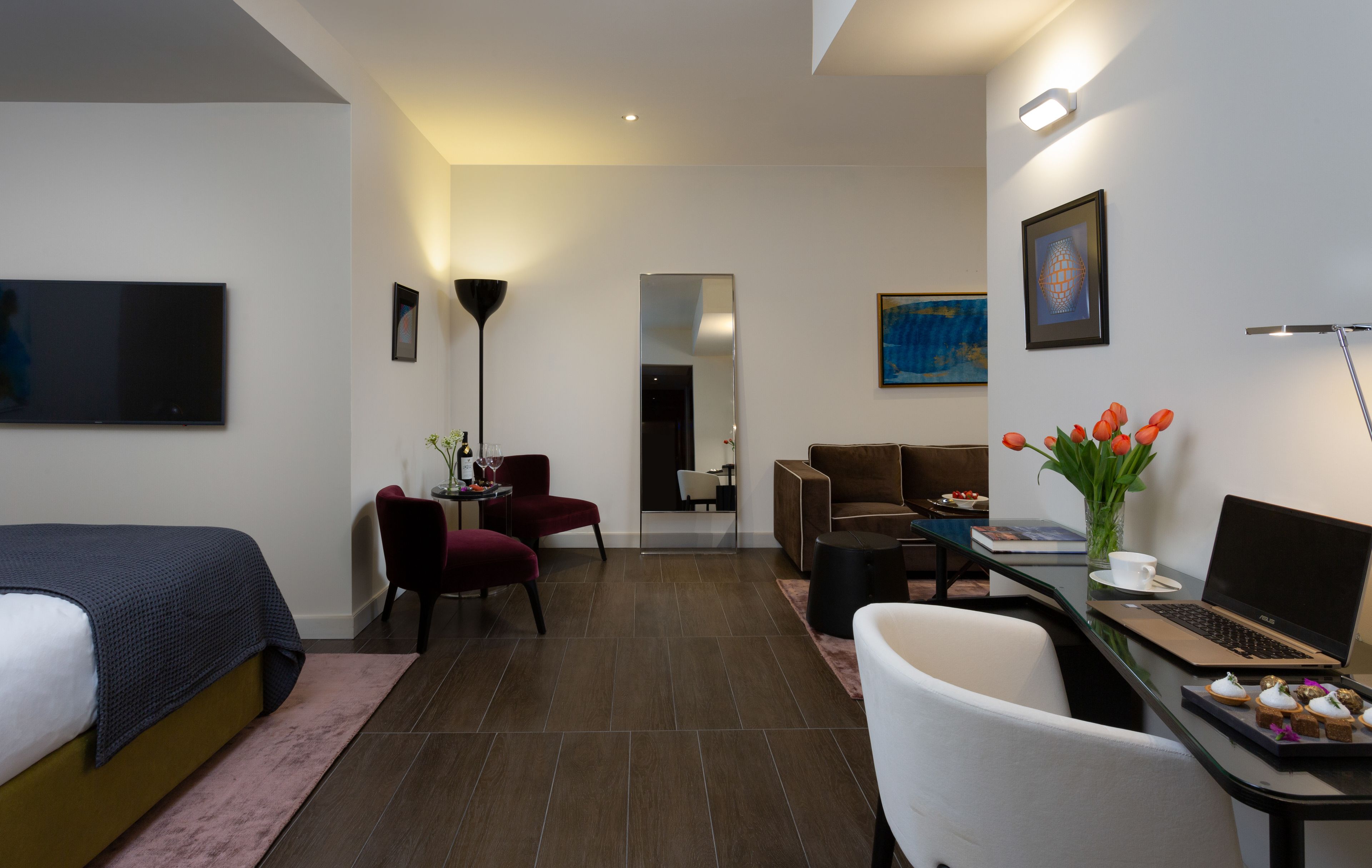 deluxe junior suite | in-room safe, desk, free wifi, bed sheets