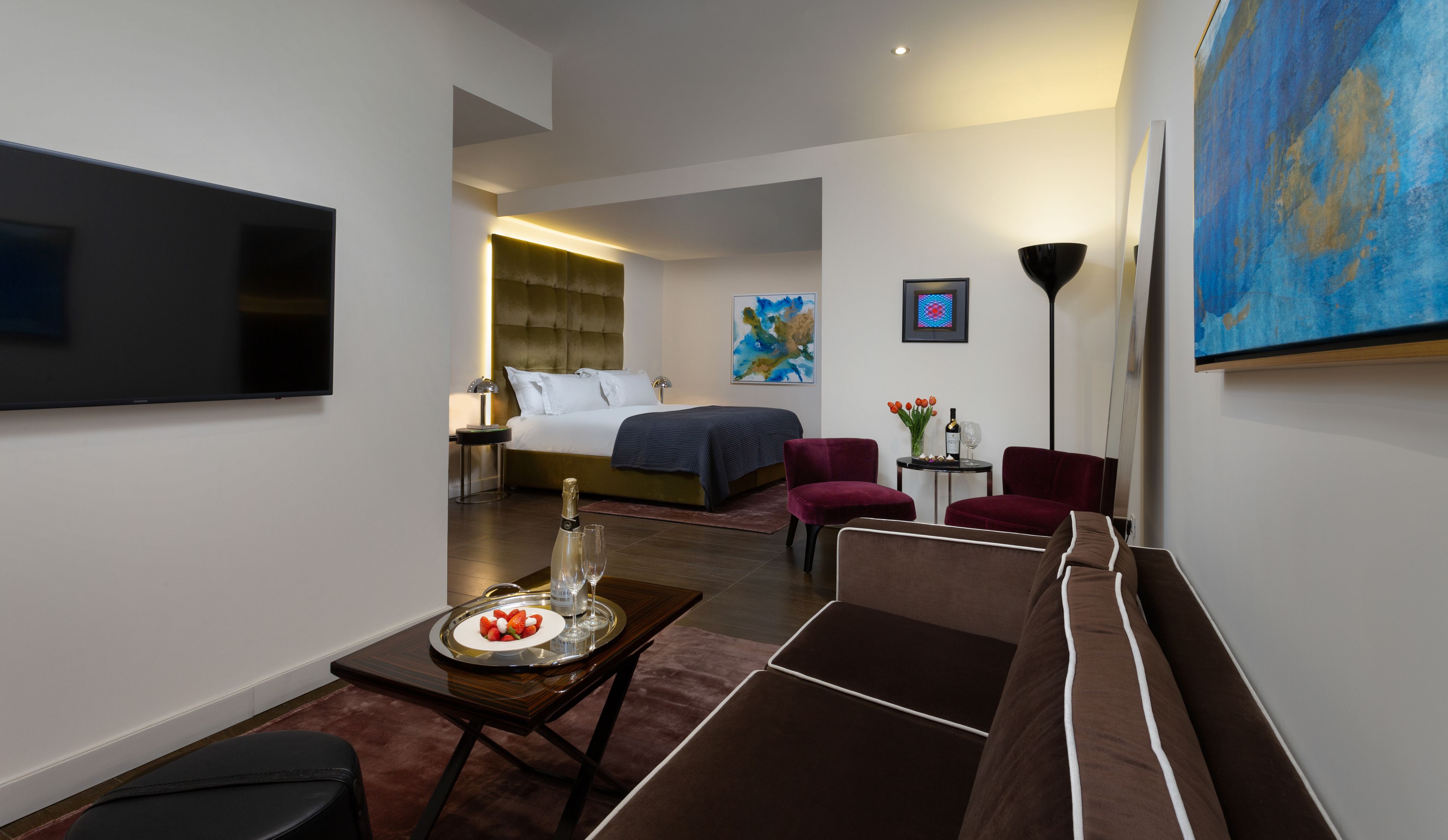 deluxe junior suite | in-room safe, desk, free wifi, bed sheets