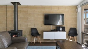 TV, fireplace