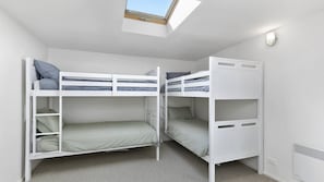 3 bedrooms, iron/ironing board, internet