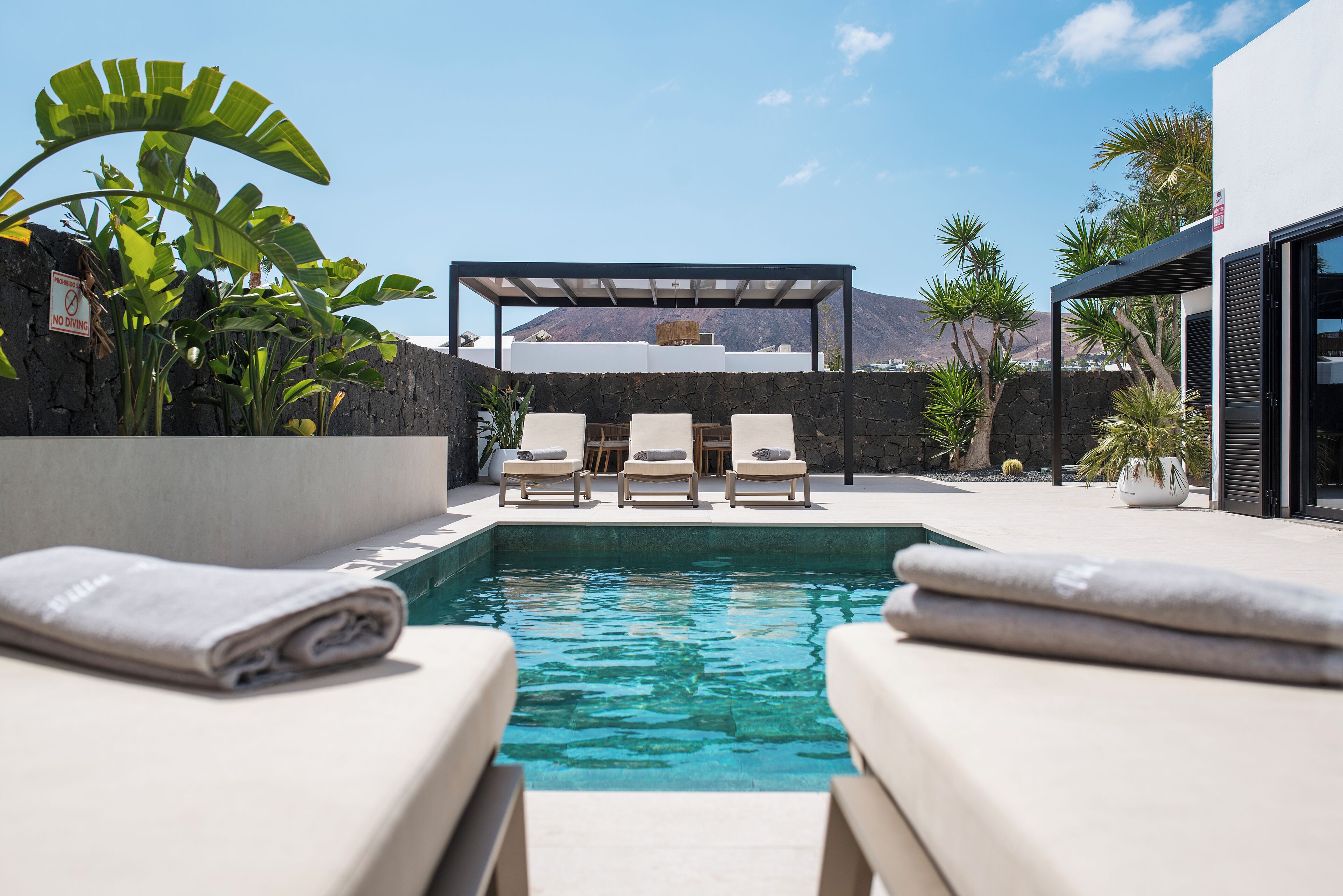 Utendørsbasseng og et oppvarmet basseng