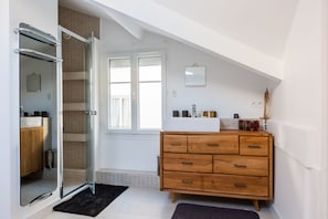 Bathtub, hair dryer, towels - Beautiful Blues in Batignolles, by Veeve (Paris)