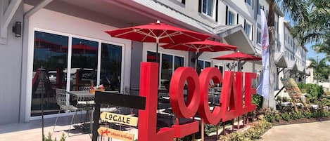 Un edificio con letras rojas grandes que dicen