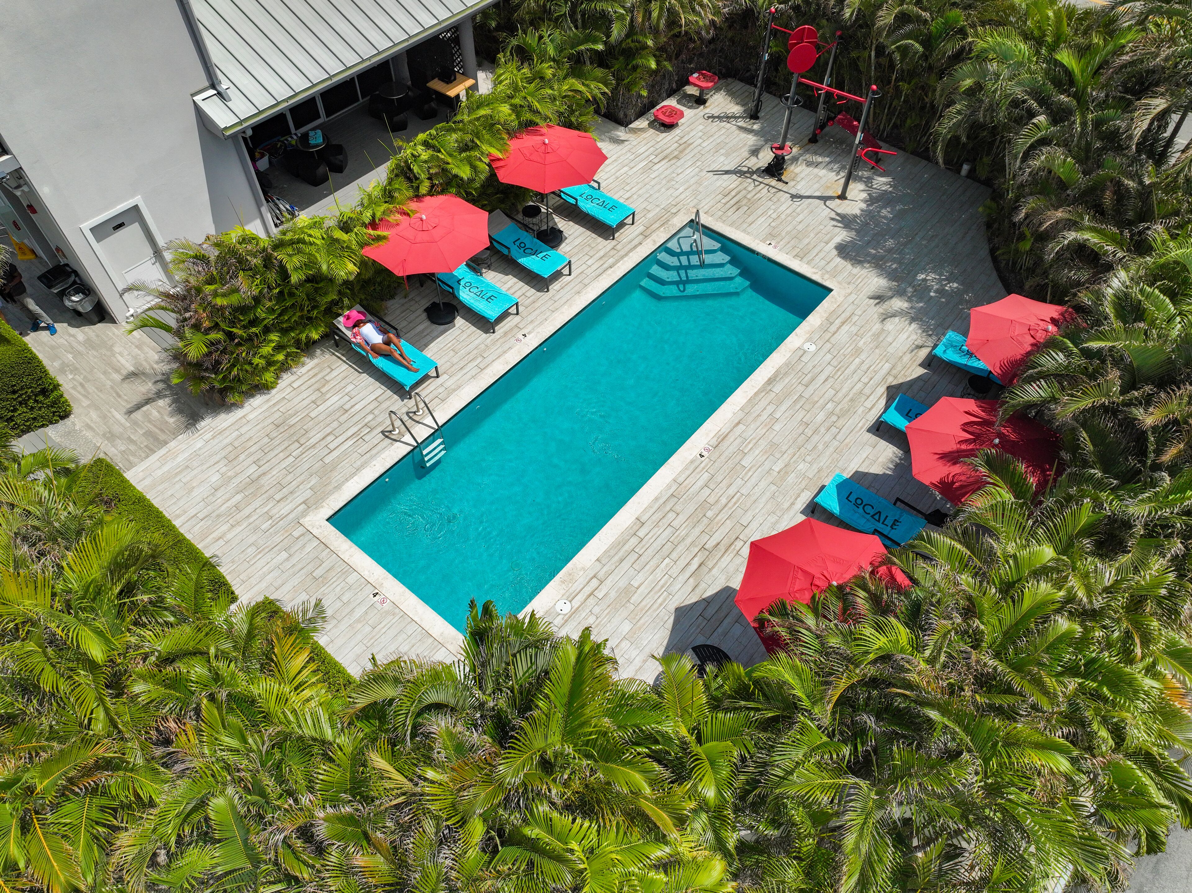 Utendørsbasseng og solsenger