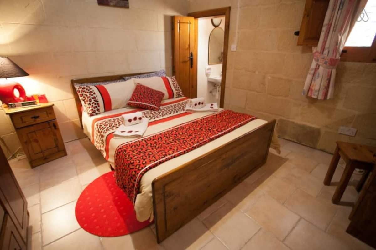 Comfort Double Room, 1 King Bed, Non Smoking | Iron/ironing board (on request), rollaway beds (surcharge), WiFi (free)