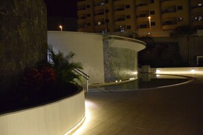 Una piscina al aire libre, una piscina climatizada