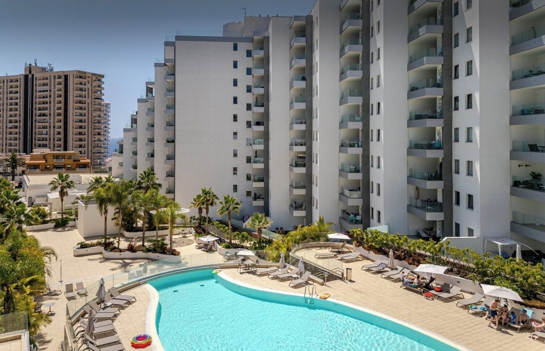 Utomhuspool och uppvärmd pool