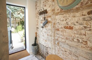 Interior - A sensitively converted former cheese press, located in the popular village of Eckington (Eckington)