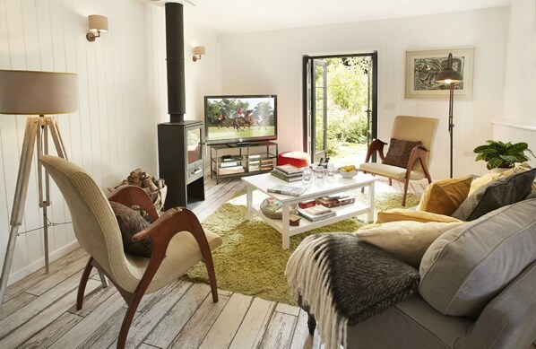 TV, fireplace, DVD player - A sensitively converted former cheese press, located in the village of Eckington (Eckington)