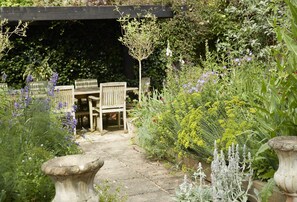 Outdoor dining - A sensitively converted former cheese press, located in the village of Eckington (Eckington)