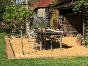 Outdoor dining - A sensitively converted former cheese press, located in the village of Eckington (Eckington)