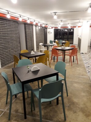 Sudah termasuk sarapan lengkap setiap hari