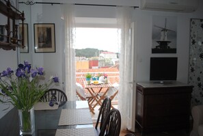 Apartamento, 2 quartos | Área de estar | TV de tela plana