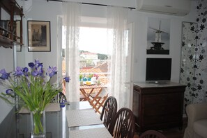 Apartment, 2 Schlafzimmer | Wohnbereich | Flachbildfernseher