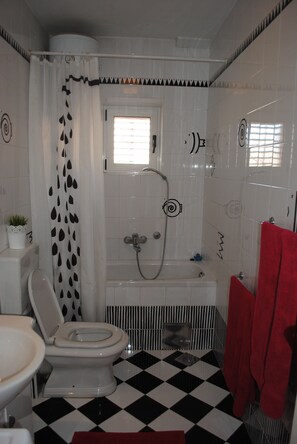 Apartamento, 1 quarto | Banheiro | Chuveiro, produtos de toalete grátis, secador de cabelo