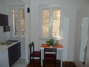 Studio | In-room dining - Apartments Optimist City Center (Split)